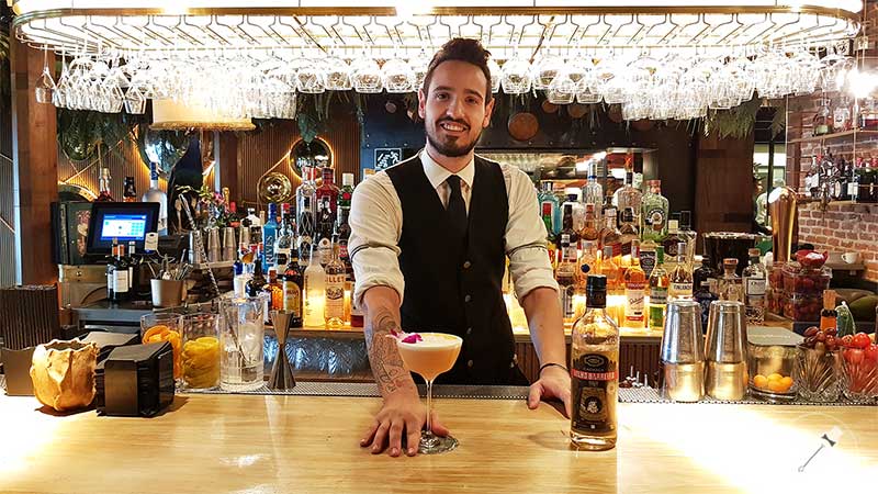 El bartender Alberto Pavón presentando el cóctel con cachaça en la coctelería de Amazónico (Madrid)