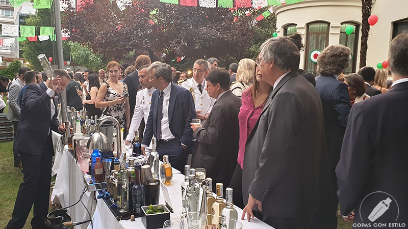 El bartender Sergio Freile realizando cócteles en la Fiesta Nacional de México 2018, en la Embajada de México en Madrid