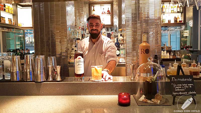 El bartender Jorge Palacios presentando el cóctel con ron en la coctelería de Hielo y Carbón (Madrid)