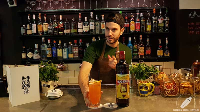 El bartender Alejandro Olmo presentando el cóctel con cachaça en la coctelería de The Wild Pig (Madrid)