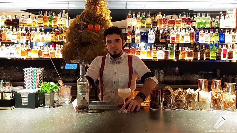 El bartender David Calderón presentando el cóctel con ron en la coctelería San Mateo Circus (Madrid)