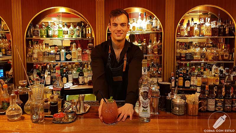 El bartender Marcell Voros presentando el cóctel con tequila en la coctelería Harvey's Cocktail Bar (Madrid)