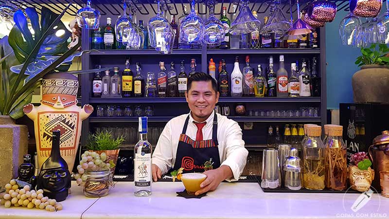 El bartender Jack Aladino presentando el cóctel Pisco Sour de Maracuyá en a coctelería de Chincha Casa Perú (Madrid)