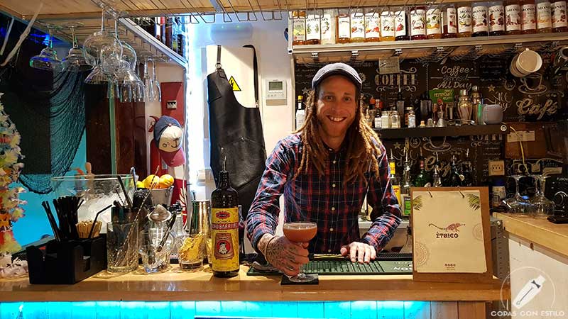 El bartender Nacho Rubio presentando el cóctel con cachaça en la coctelería Étnico (Madrid)