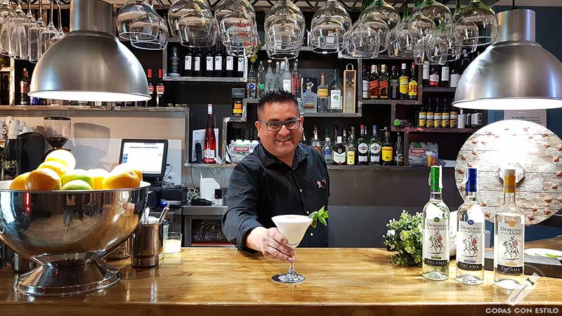 El bartender Jorge Torrejón presentando el cóctel Pisco Sour Catedral en la coctelería de Kechua (Madrid)