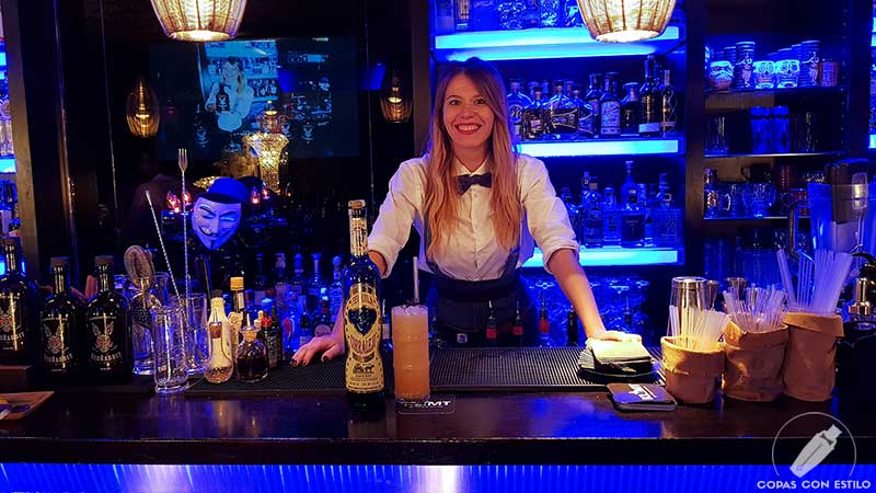 La barmaid Diana Villalba presentando el cóctel con tequila en la coctelería Klimt (Madrid)