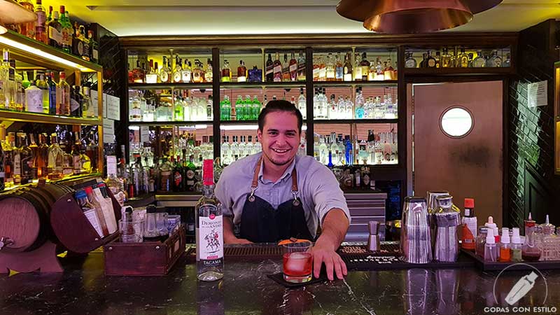 El bartender Orlando Salas presentando el cóctel con pisco en la coctelería de Platea (Madrid)