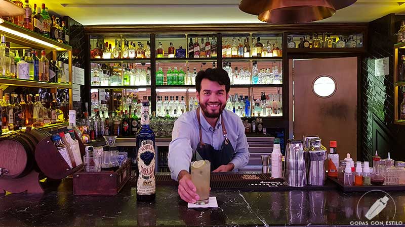 El bartender Jaime Cadena presentando el cóctel con tequila en la coctelería El Palco de Platea (Madrid)