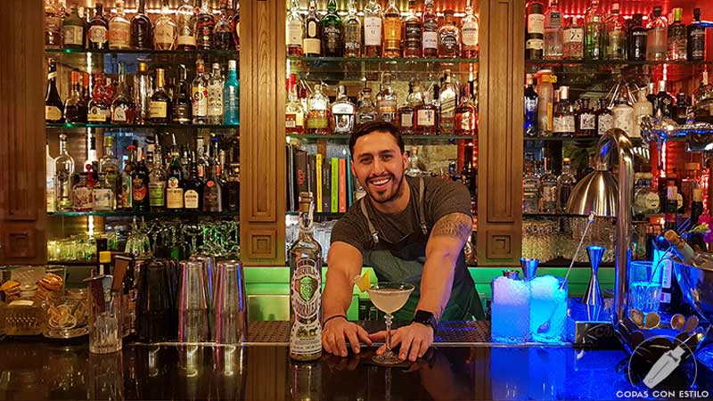 El bartender Víctor Barrios presentando el cóctel con tequila en la coctelería de Miranda (Madrid)