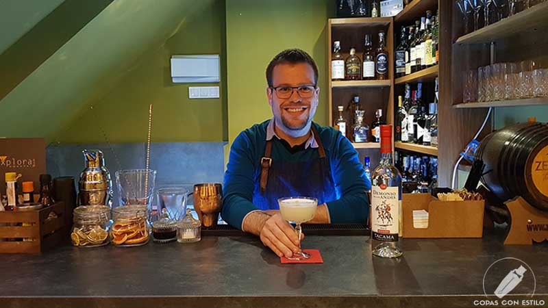 El bartender Javier González presentando el cóctel Pisco Sour en la coctelería Explora (Madrid)