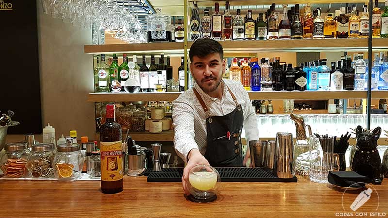 El bartender Randy Reynolds presentando el cóctel con cachaça en la coctelería de Casa Fonzo (Madrid)