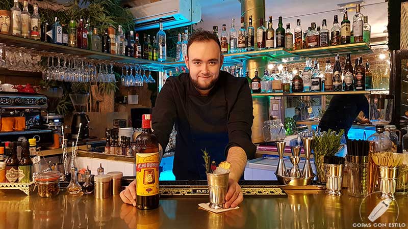 El bartender Anthony Maenhoudt presentando el cóctel con cachaça en la coctelería de Amargo (Madrid)
