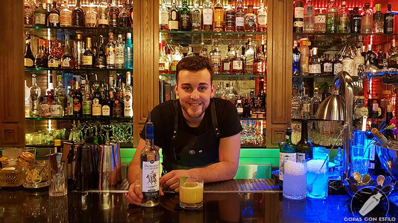 El bartender Santiago Dorado presentando el cóctel con pisco en la coctelería de Miranda (Madrid)