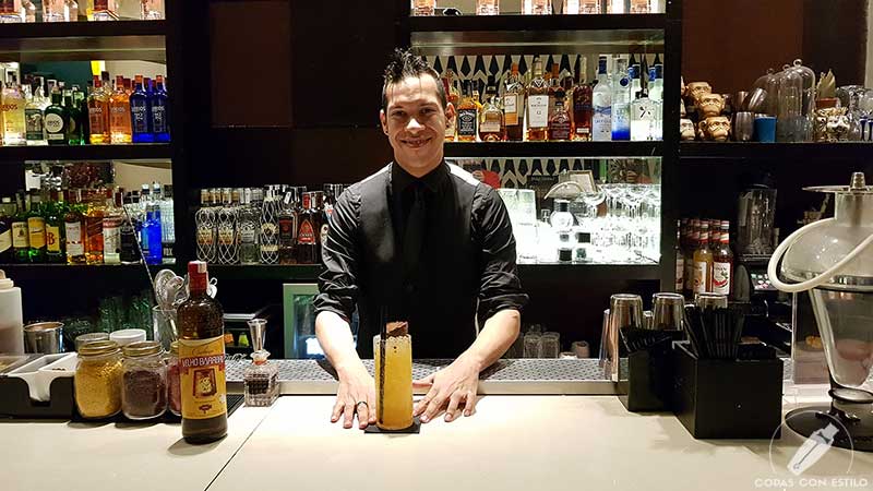 El bartender Javier Rivas presentando el cóctel con cachaça en la coctelería Larios Café (Madrid)