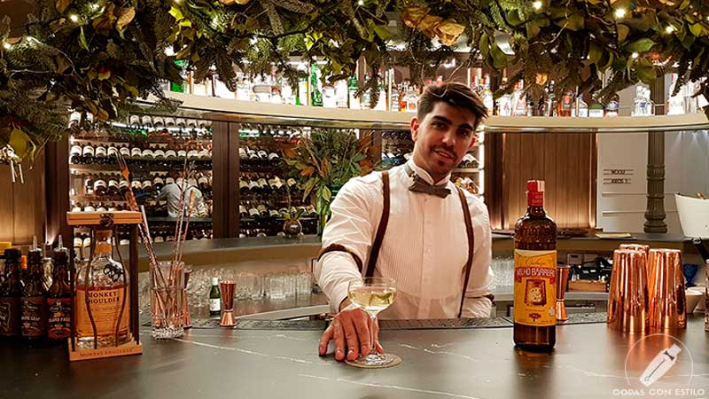 El bartender Alberto Pons presentando el cóctel con cachaça en la coctelería del Gran Hotel Inglés (Madrid)