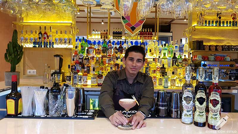 El bartender Luis Alberto Rodríguez presentando el cóctel con tequila en la coctelería de Chihuahua (Madrid)