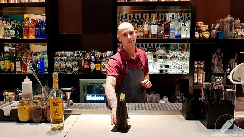 El bartender Rubén Villafontana presentando el cóctel con mezcal en la coctelería Larios Café (Madrid)