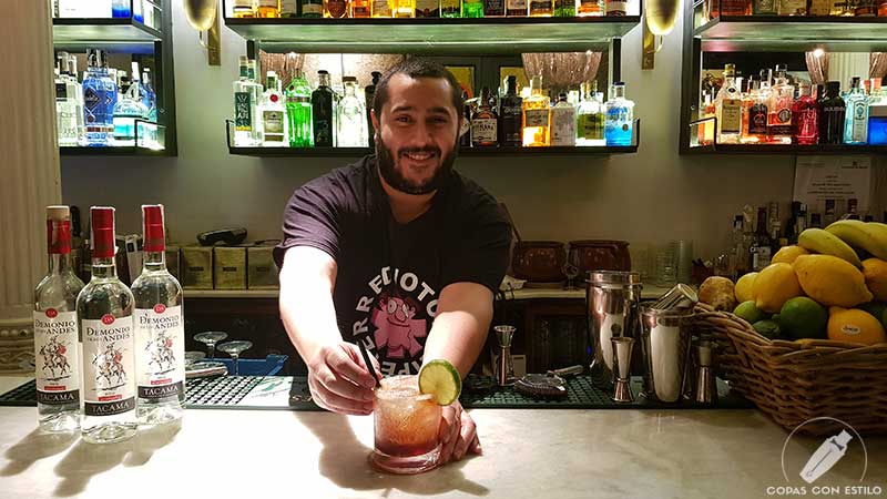 El bartender Santiago Centurión presentando el cóctel con pisco en la coctelería Cafeína Bar (Madrid)