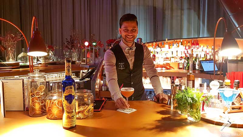 El bartender Joel Khan presentando el cóctel con tequila en la coctelería de NuBel (Madrid)