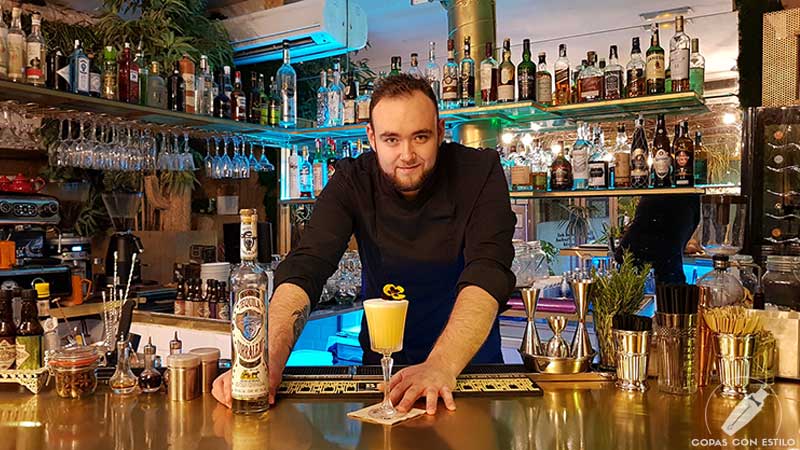 El bartender Anthony Maenhoudt presentando el cóctel con tequila en la coctelería de Amargo (Madrid)