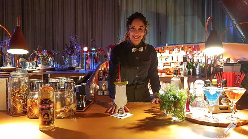 La barmaid Layla Amine presentando el cóctel con cachaça en la coctelería de NuBel (Madrid)